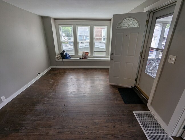 Building Photo - 302 Caroline Ave