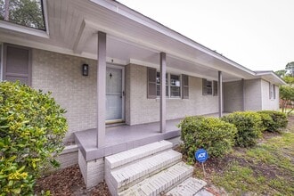 Building Photo - 9 Castlewood Dr