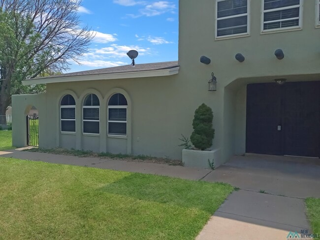 Building Photo - 1710 Fairway Terrace