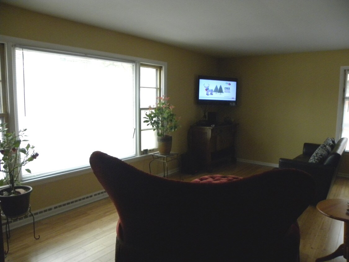 448 Hubbard Ave, Elgin, IL 60123 House Rental in Elgin, IL