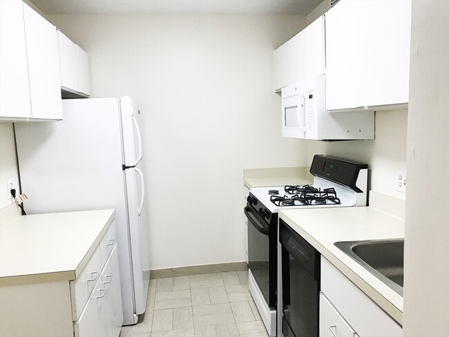 Building Photo - 99 Pond Ave