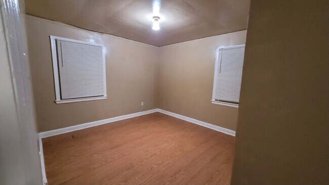 Building Photo - Newly Remodeled 2 Bedroom Duplex !