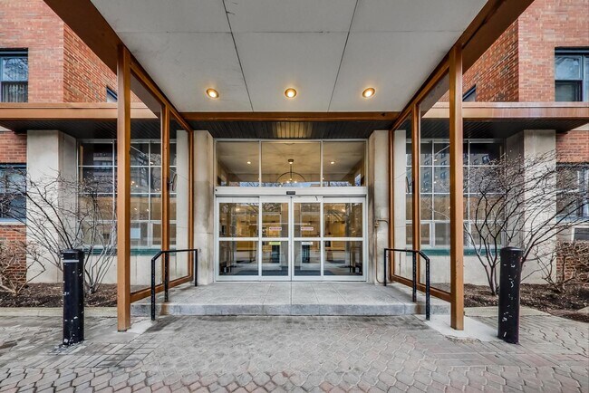 Building Photo - 2909 N Sheridan Rd