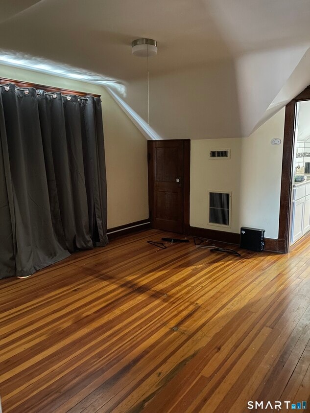 Building Photo - 13 Crescent St