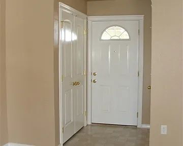 Foto del edificio - 2 bed / 1 bath ground-floor apartment in a convenient location in west Boise