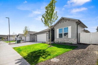 Building Photo - 907 N Aleppo Wy