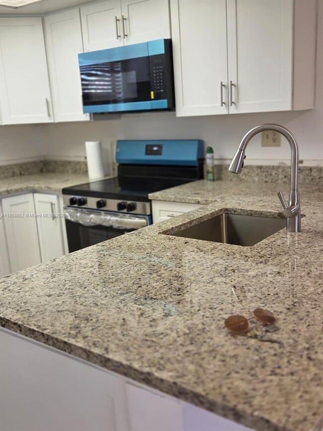 10823 NW 7th Street 22-44, Miami, FL 33172 - 10823 NW 7th Street 22-44, Miami, FL 33172 House