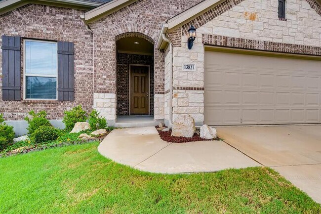 Foto del edificio - 13827 Quiet Fox Ln