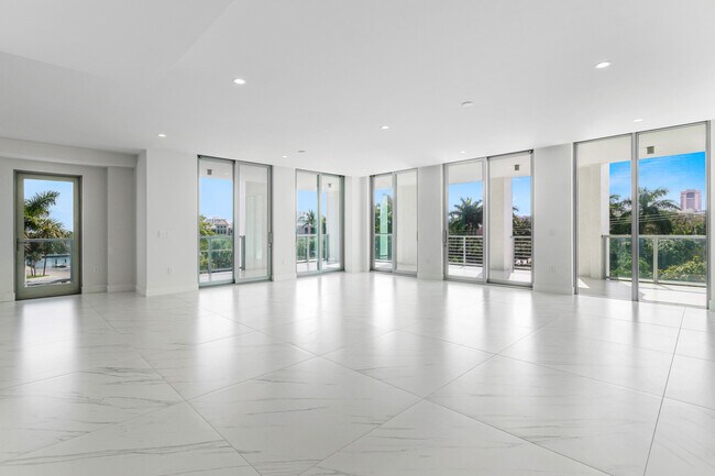 Building Photo - 495 E Royal Palm Rd