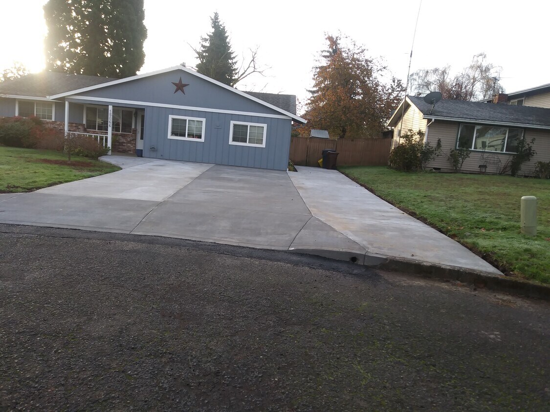 Primary Photo - 15066 SE Primrose Ave