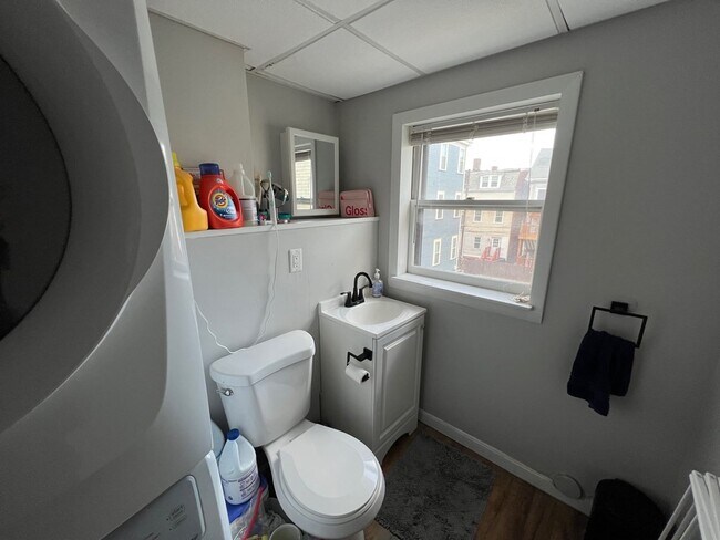 Building Photo - 283 Bowen St