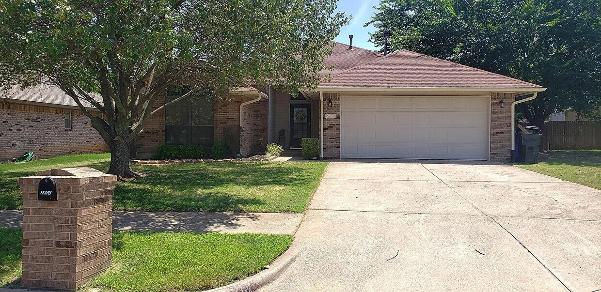 2804 E Lake Dr, Norman, OK 73071 House Rental in Norman, OK