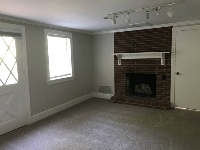 Building Photo - 3620 Fernwood Dr