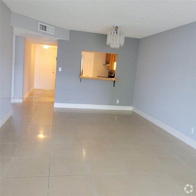 Building Photo - 8051 Colony Cir S