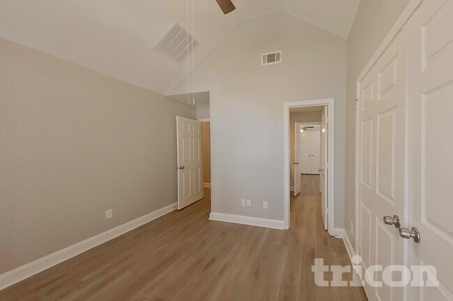 Foto del edificio - 7724 Grassland Dr