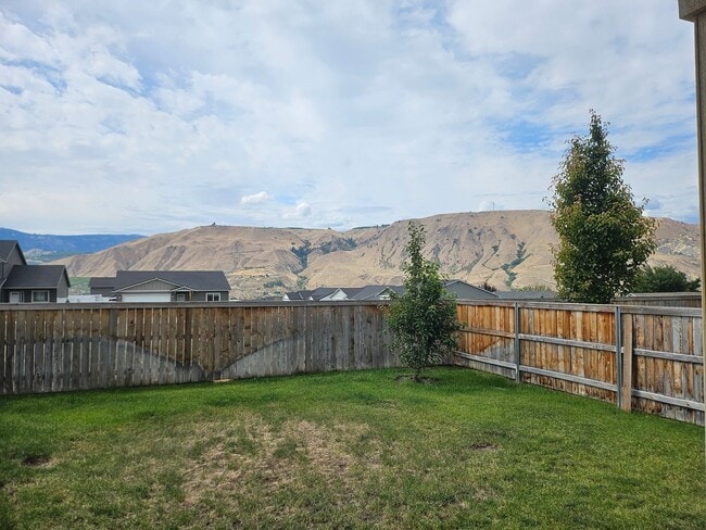 Building Photo - 3 Bedroom, 2.5 Bath House w/ fully fenced ...