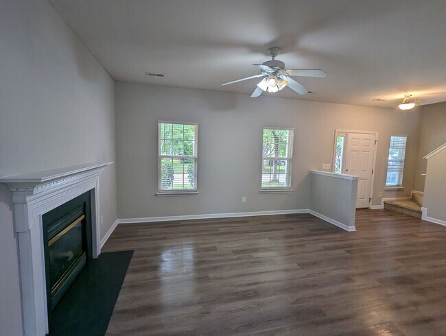 Foto del edificio - CORNELIUS 3 BEDROOM 2.5 BATH W/FENCED YARD