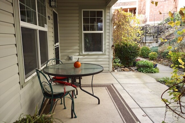 Building Photo - One Bedroom, Bonus Room, 1 bath Condominiu...
