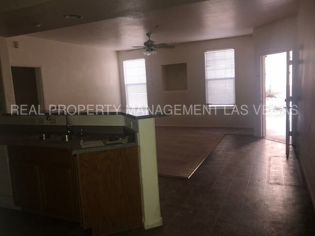 Building Photo - WONDERFUL 2 BEDROOM CONDO W/GARAGE