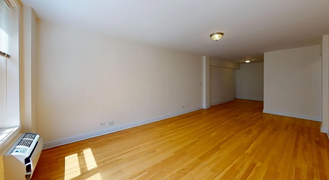 Building Photo - 325 W 13th St