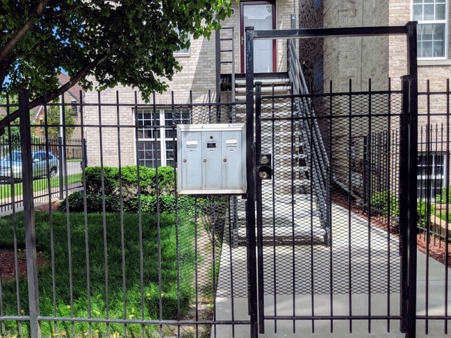 Secure Gate - 1457 N Rockwell St