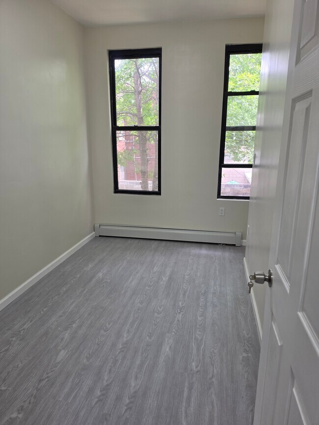 Foto del edificio - 781 Seneca Ave