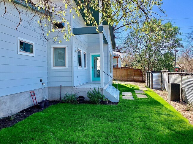 Building Photo - Modern 3 bedroom home in East Austin