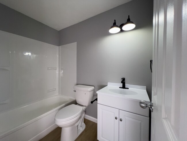 Foto del edificio - 2468 Lakeshore Blvd
