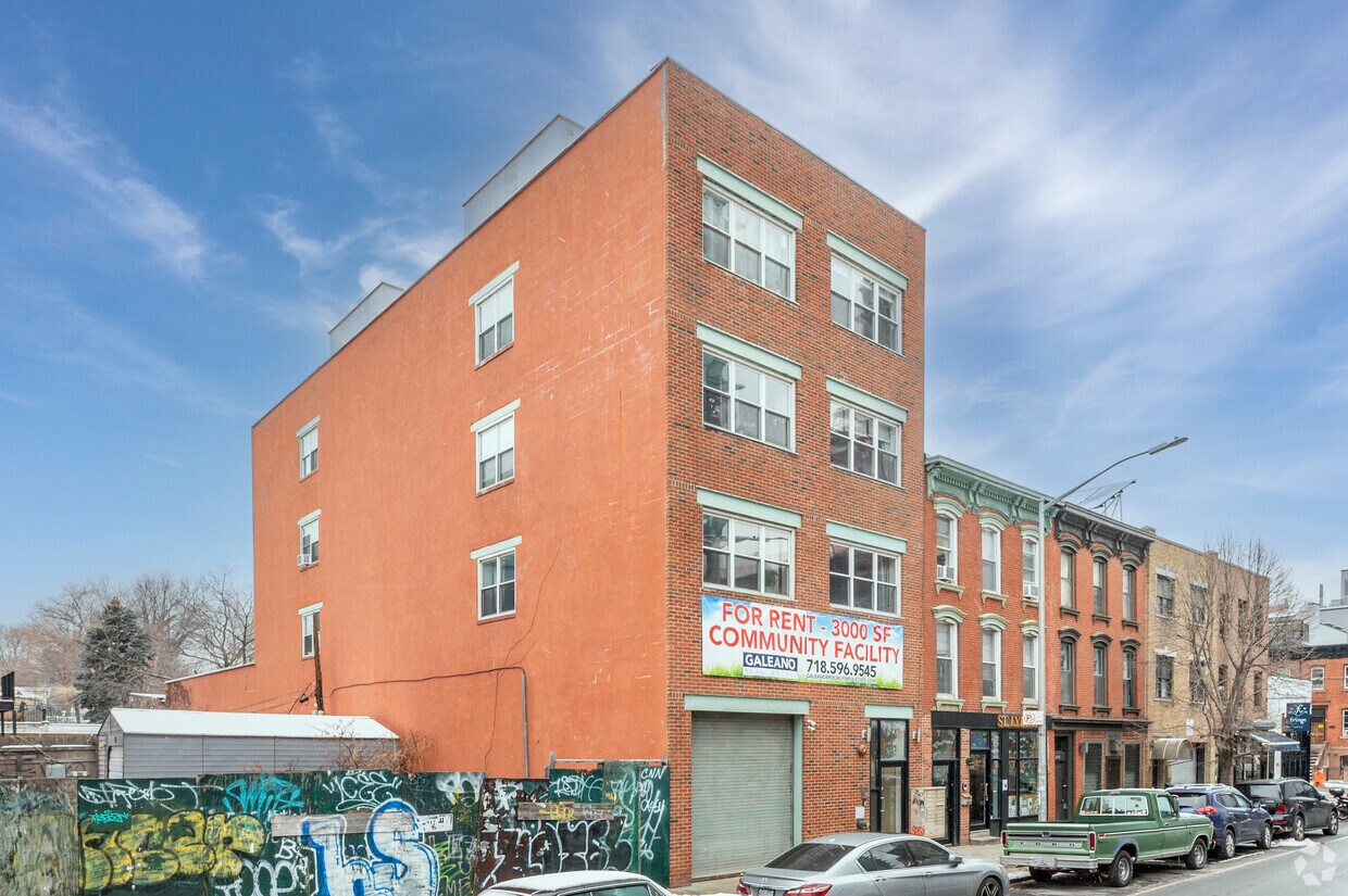 Primary Photo - 306 Bond St