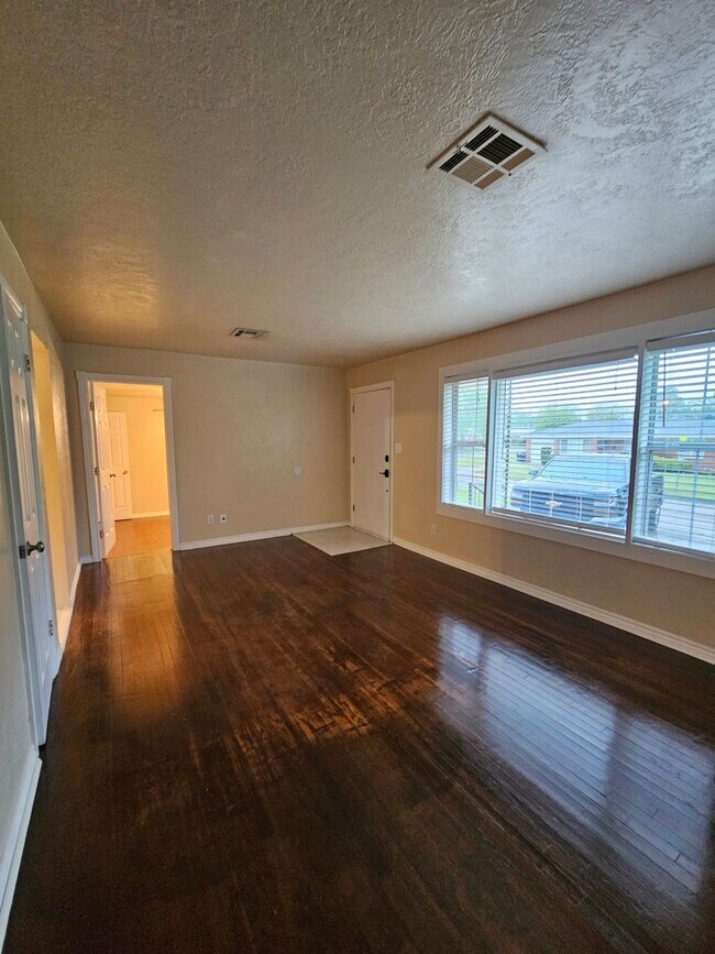 Building Photo - (4) Bed/(2) Bath Close to Campus! Avail Ea...