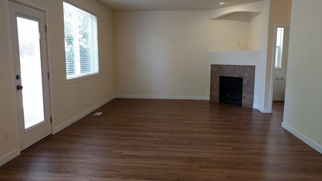 Great room without furniture - 325 NW 209th Ave