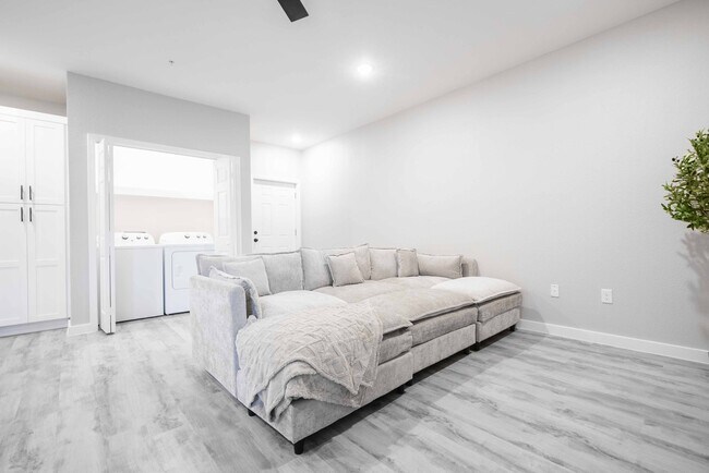 Foto del edificio - Green Gardens Townhomes & Apartments