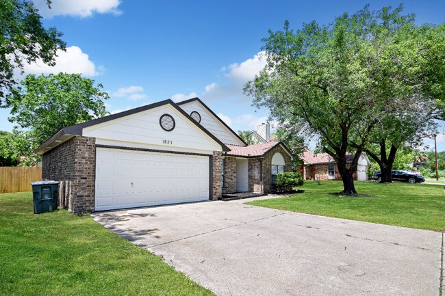 Building Photo - 1823 Meadowbrook Dr