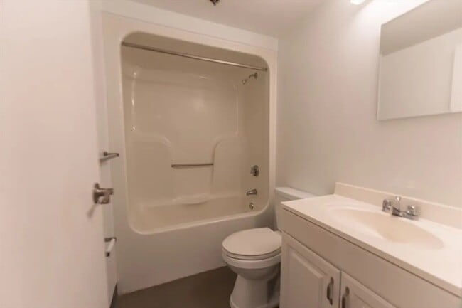 Building Photo - 5 Pine St