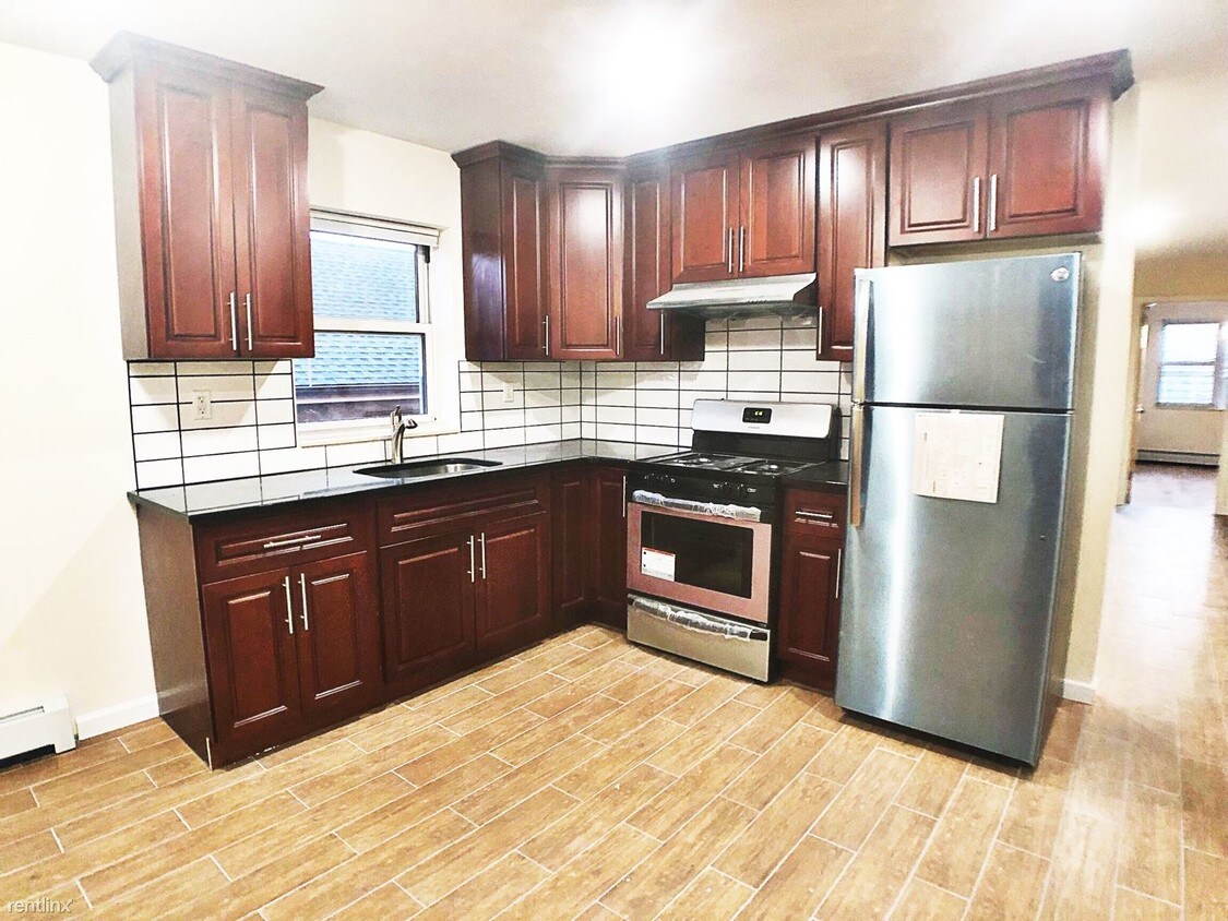 Primary Photo - 4 br, 2 bath House - 1747 W 12th St