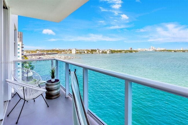 Foto del edificio - 7501 E Treasure Dr