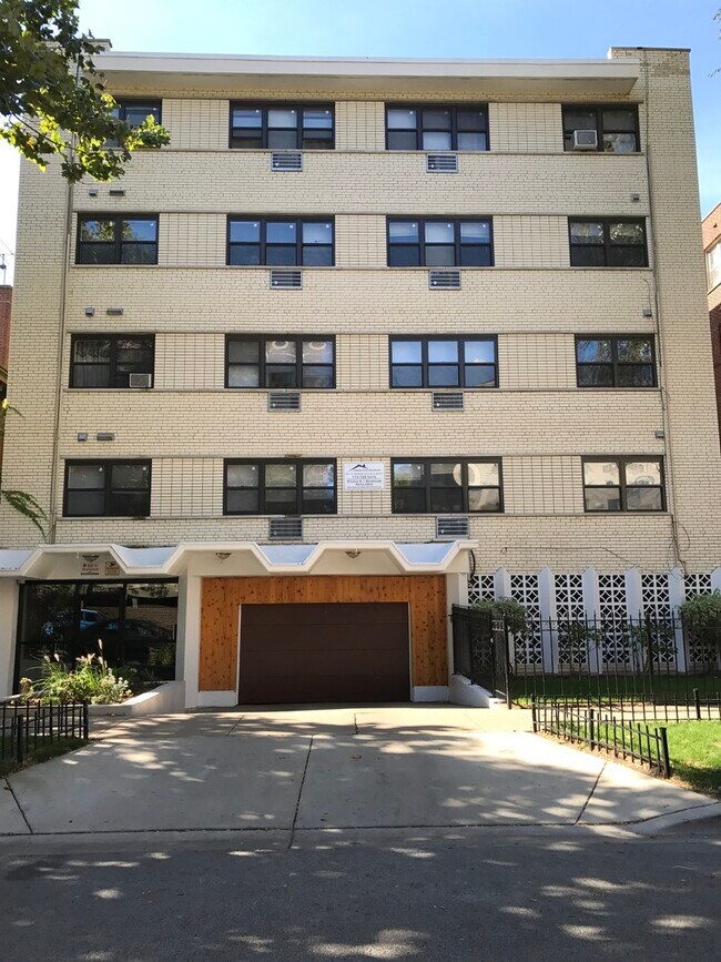 Building Photo - 5940 N Kenmore Ave