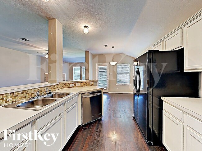 Foto del edificio - 724 Bamboo Dr