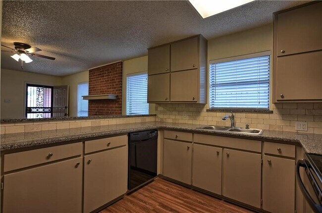 Building Photo - 5924 Royal Club Dr