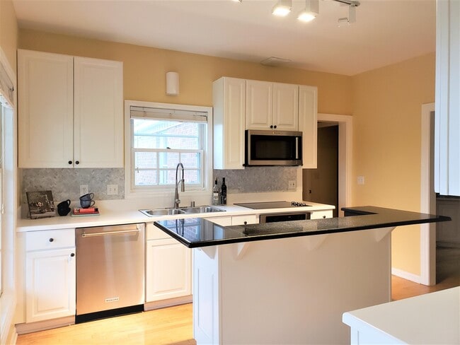 Building Photo - W280N1690 Golf View Dr