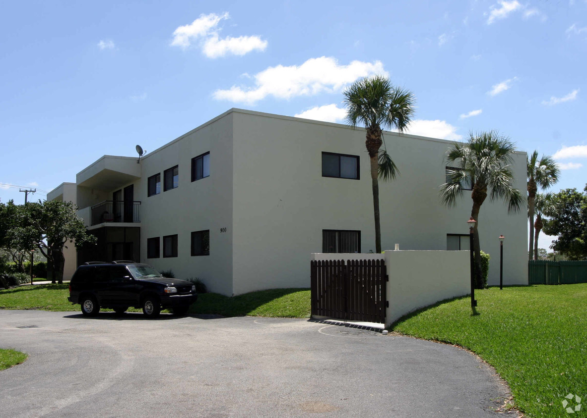 Foto principal - 900 Crystal Lake Dr