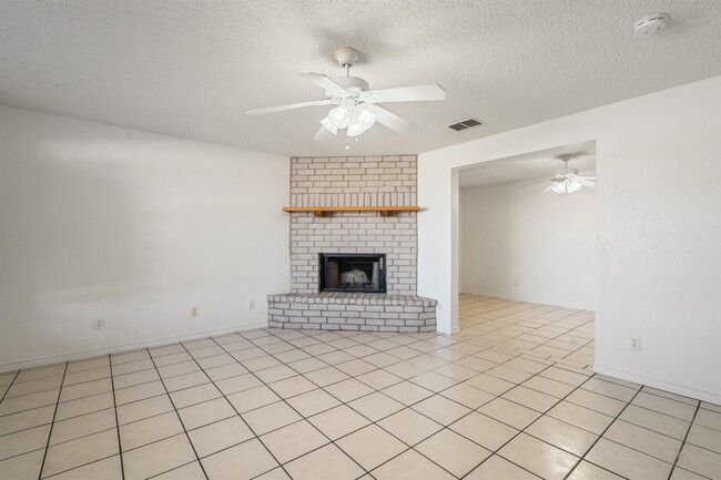 Building Photo - 854 Lago Vista Dr