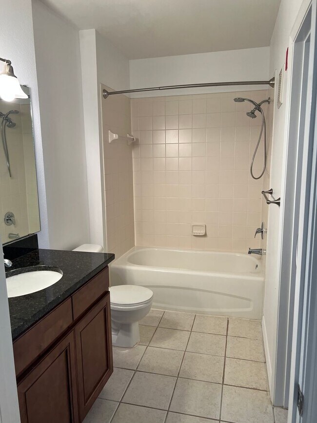 Foto del edificio - 2 bed 2 bath for lease rent 1020-201 Siena...
