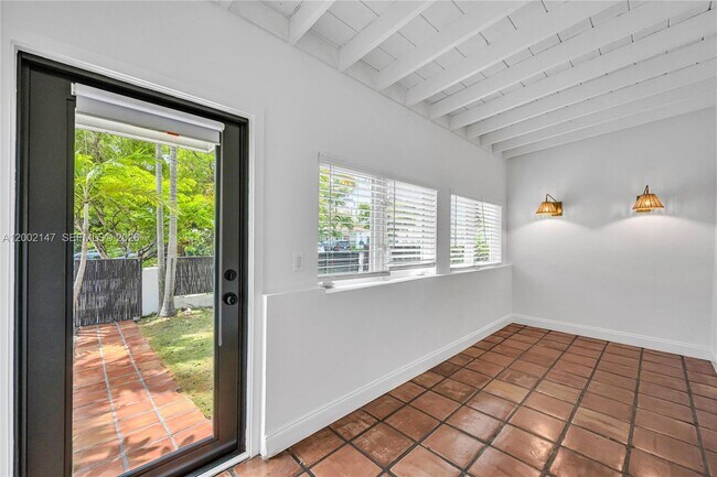 Foto del edificio - 429 NE 73rd St