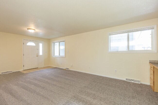 Building Photo - Two bedroom near Twin Peaks Golf Course!