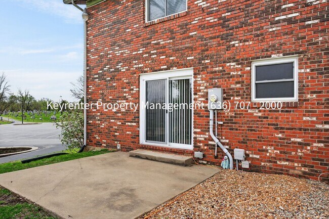Foto del edificio - Spacious Updated 4-Bedroom Home in Prime Chesterfield Location