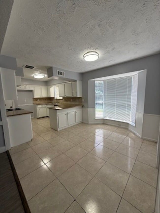 Foto del edificio - Really spacious 4bed/2bath single family home