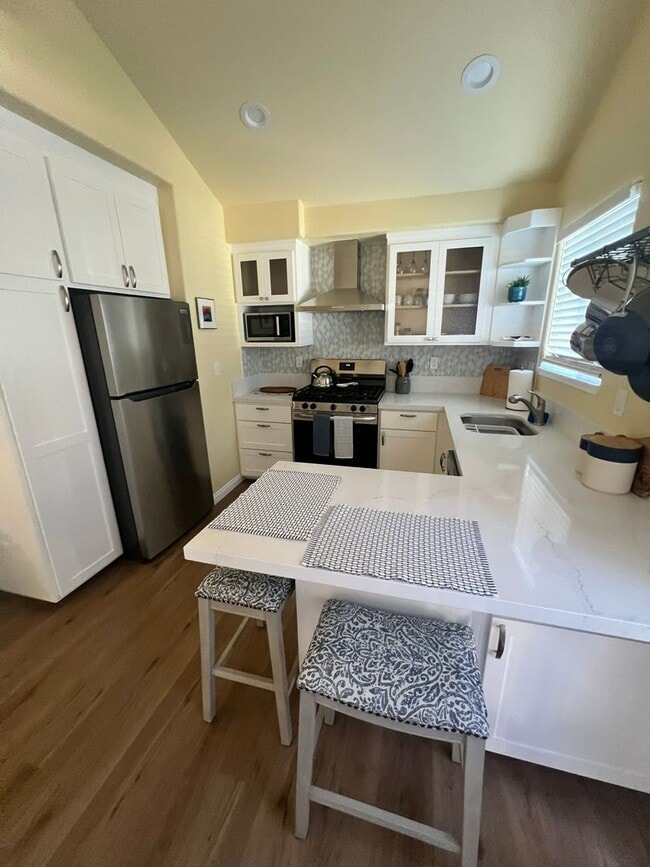 Building Photo - Ventura - Fully furnished one bedroom, one...
