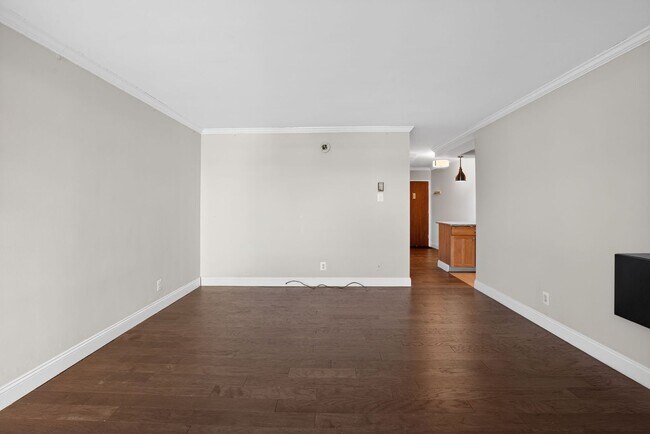 Foto del edificio - All-Inclusive Waterfront Living at Riverside Condo | $1 Month FREE Rent!