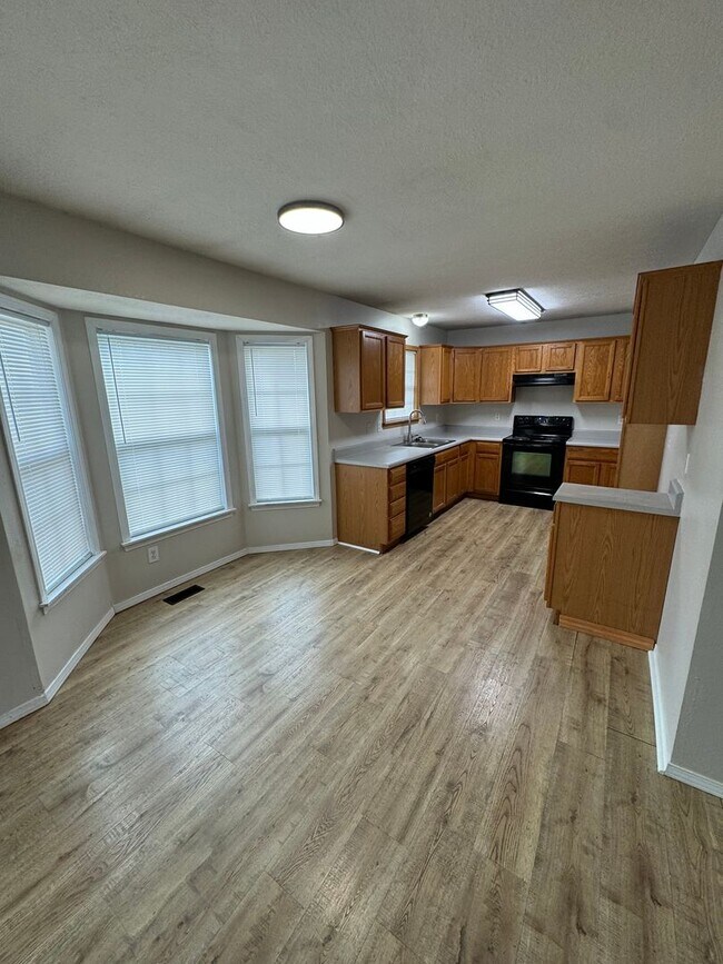 Building Photo - 3 bed, 2 bath, 2 car garage.